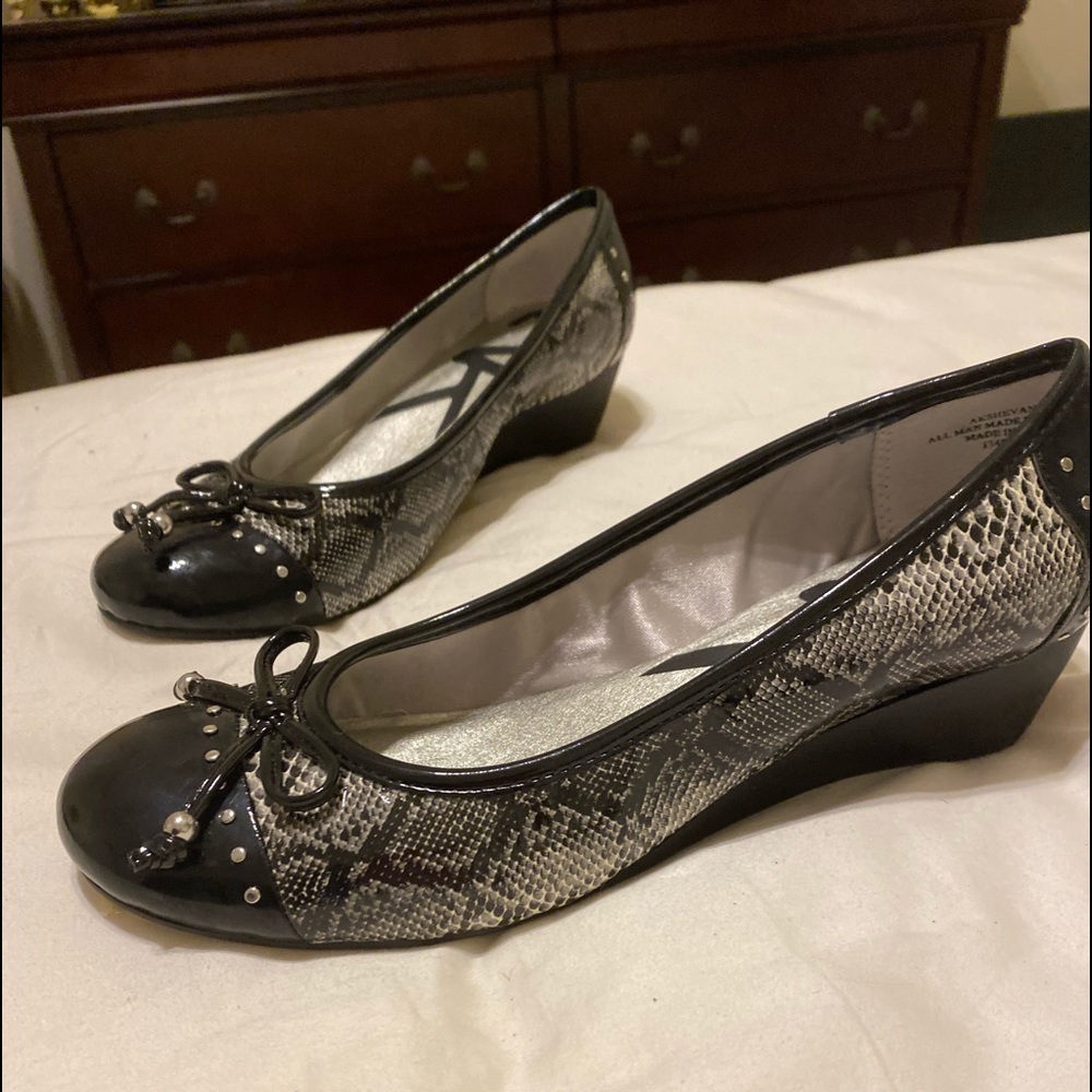 Ann Klein sport wedge patent leather pump